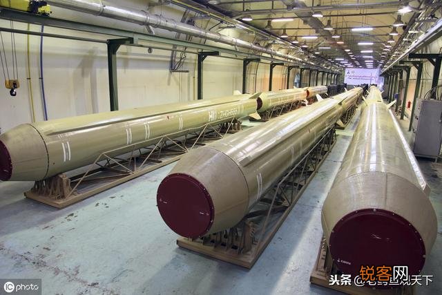 美准航母穿越霍尔木兹海峡,被伊朗发射一枚导弹“吓回”；美国在波斯湾是外强中干吗？