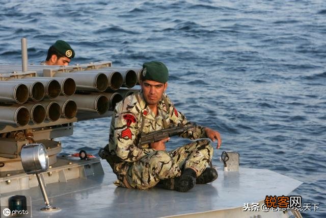 美准航母穿越霍尔木兹海峡,被伊朗发射一枚导弹“吓回”；美国在波斯湾是外强中干吗？