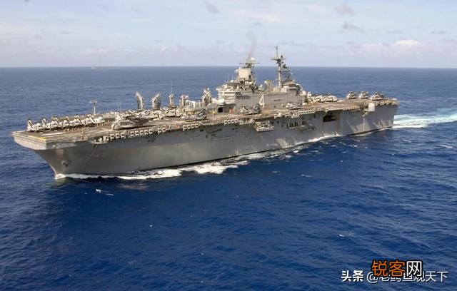美准航母穿越霍尔木兹海峡,被伊朗发射一枚导弹“吓回”；美国在波斯湾是外强中干吗？