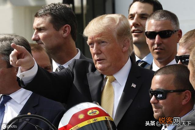 美准航母穿越霍尔木兹海峡,被伊朗发射一枚导弹“吓回”；美国在波斯湾是外强中干吗？