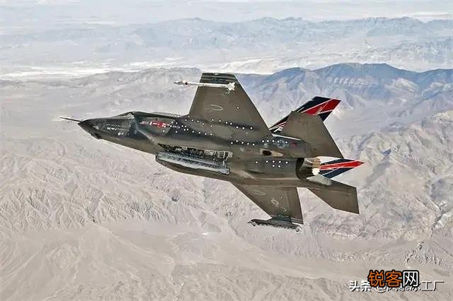 美准航母穿越霍尔木兹海峡,被伊朗发射一枚导弹“吓回”；美国在波斯湾是外强中干吗？