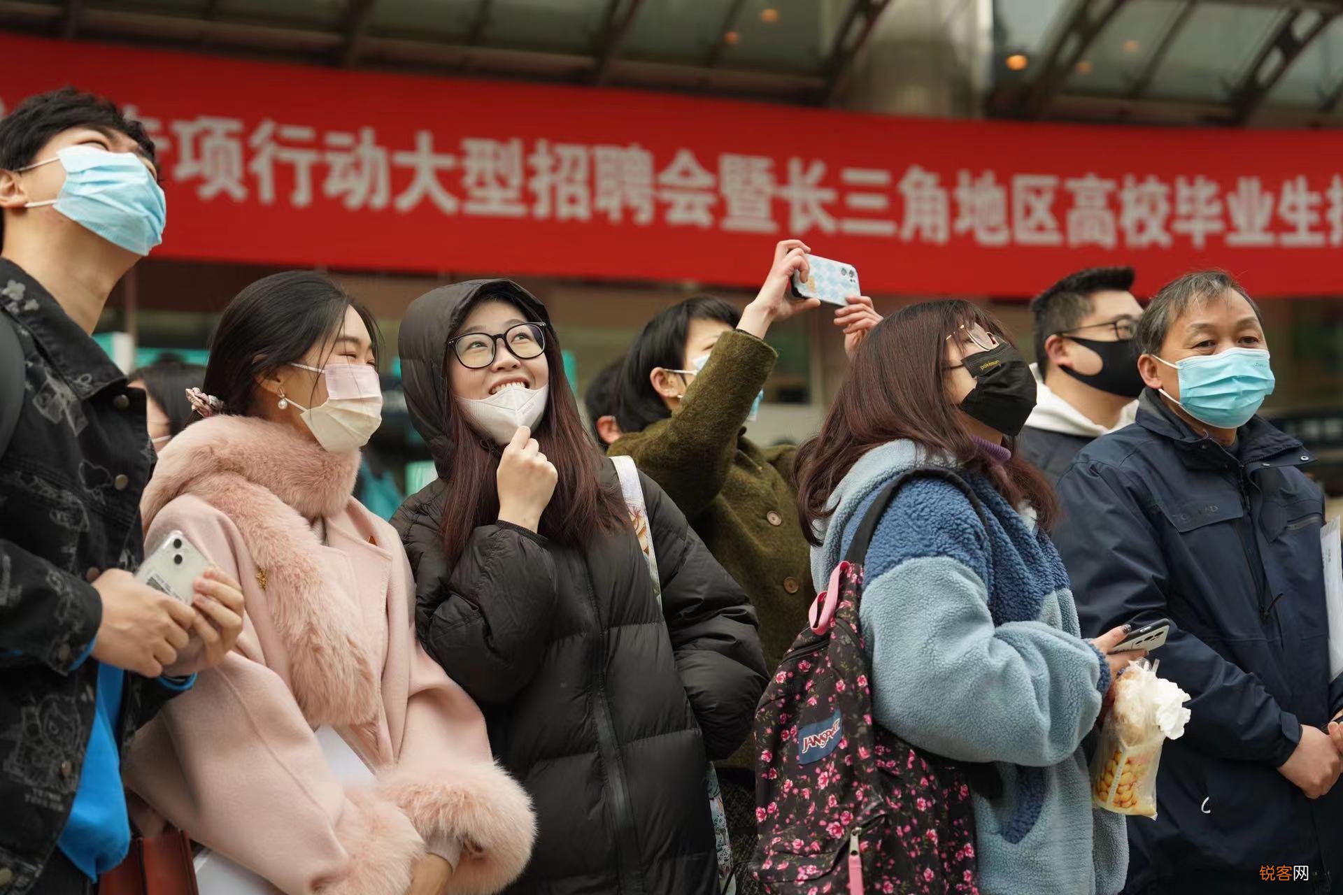 职场受访女性平均月薪8689元！较上一年上涨1.7%