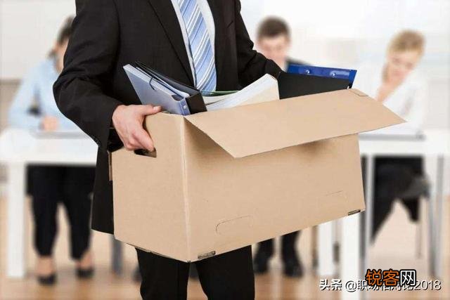 毕业工作近一年了,遇到了一个非常不好的领导,很压抑,现在一起工作的同事要辞职,我该不该辞职呢？