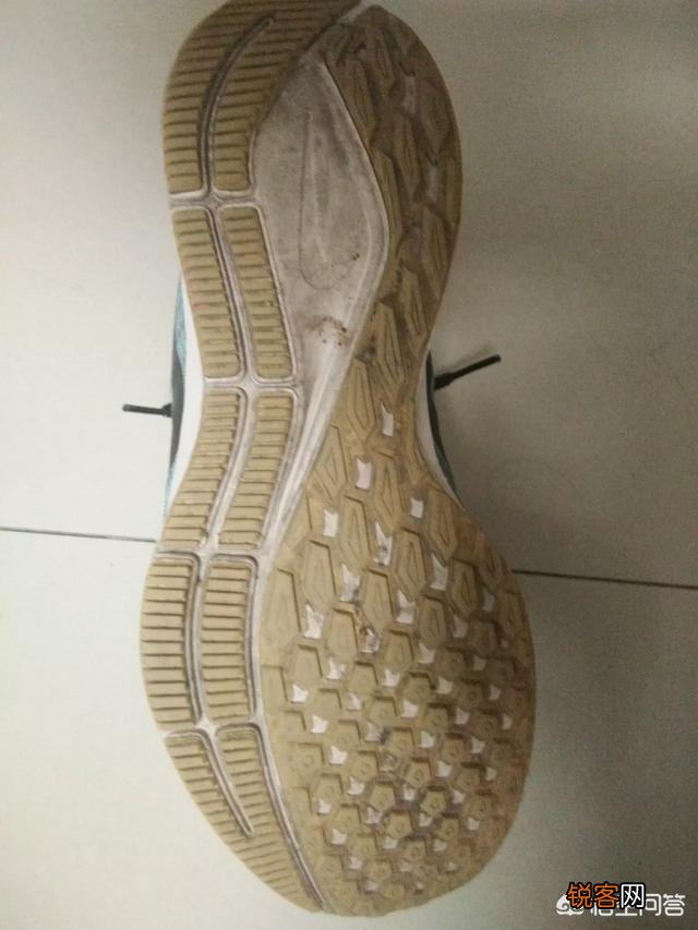 有哪些运动鞋穿着比较舒适轻便透气,不烧脚。本人汗脚喜欢流汗。价格最好不要太贵？