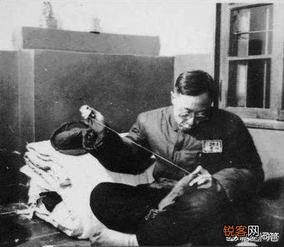 二战时期为什么那么多日本军官和士兵戴眼镜？不会影响作战吗？