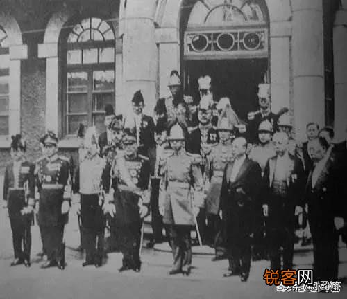二战时期为什么那么多日本军官和士兵戴眼镜？不会影响作战吗？