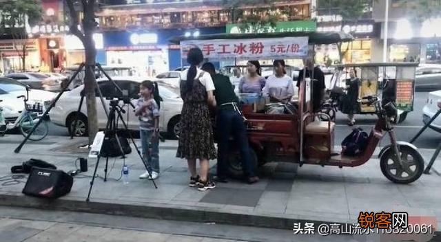 千万富翁带九岁女儿卖冰粉,你怎么看？