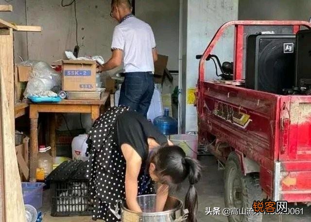 千万富翁带九岁女儿卖冰粉,你怎么看？