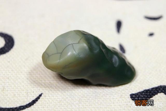 南京女子挖到两块石头,网上鉴定师说能卖百万,差点被骗, 你怎么看？
