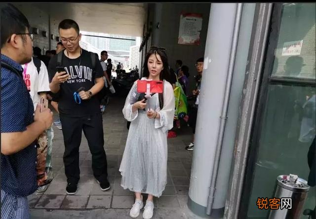 女主播晴子“线下照片”曝光,颜值之高获水友称赞：不输女明星,你觉得如何呢？
