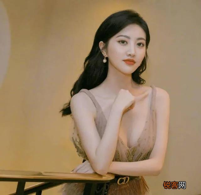 有哪些五官精致,肤白貌美的美女明星？