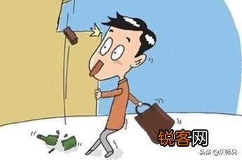 对面有一个少妇,总是跟我套近乎,怎么办？