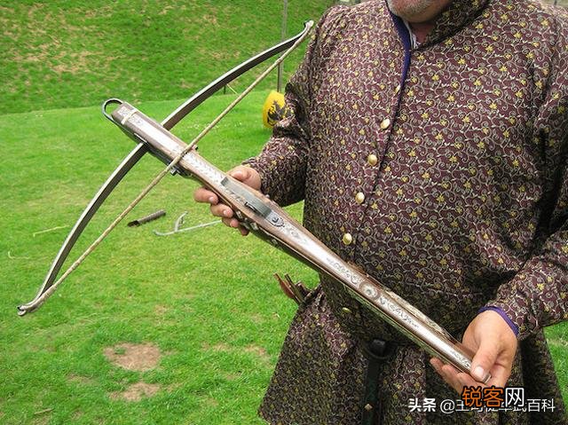 在中世纪的欧洲,如果想在正面战斗中击败穿得像铁罐头一样的骑士/下马骑士,应该怎么做？