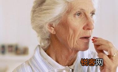 老人忘记服药 补上有讲究