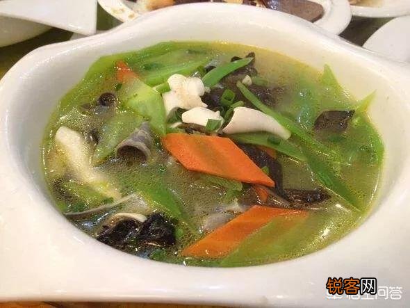 鲨鱼表面有层沙,烹饪前怎样除去那层沙？