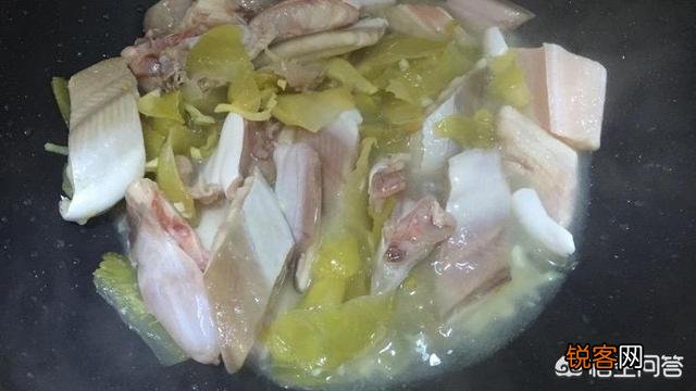 鲨鱼表面有层沙,烹饪前怎样除去那层沙？