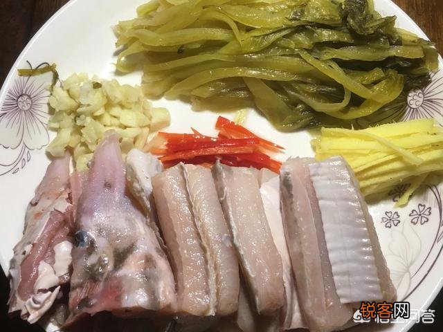 鲨鱼表面有层沙,烹饪前怎样除去那层沙？