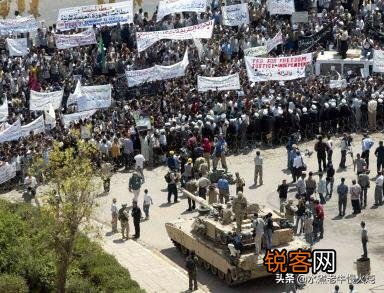 现在的伊拉克是不是有一股势力试图把美国人彻底驱逐出境？美军在伊拉克还能呆多久？