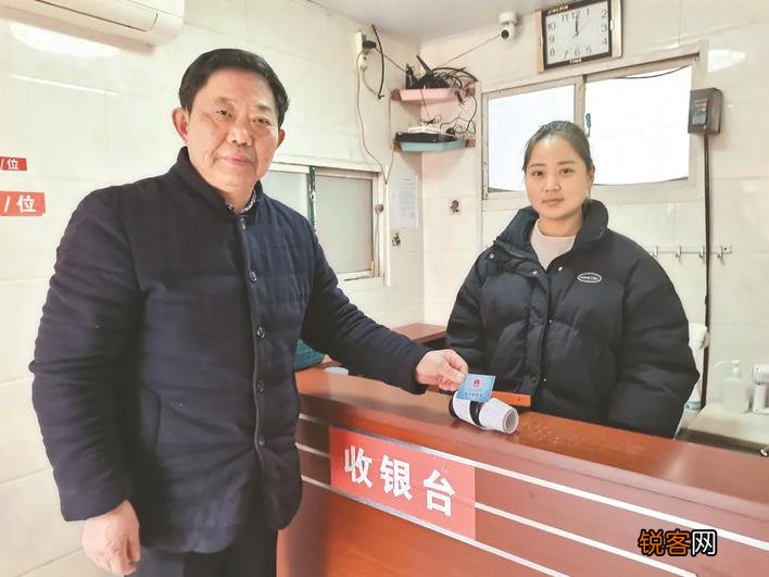 泰州：第三代社保卡又增新功能 老年人“挥卡”可就餐和洗浴