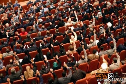 现在美伊关系如何？伊拉克督促美国人离开而美国拒不撤军什么原因？