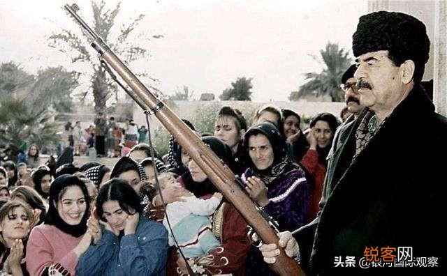 伊拉克发生骚乱,已经导致几百人死亡,人们拿出萨达姆的照片来怀念是后悔了吗？
