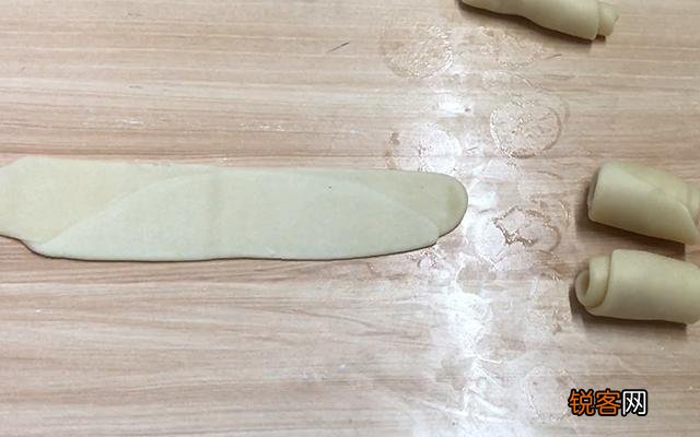 蛋黄酥的做法与配料 新手也能做酥香多层