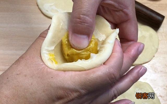 蛋黄酥的做法与配料 新手也能做酥香多层