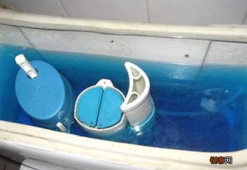 马桶水箱放洁厕灵危害