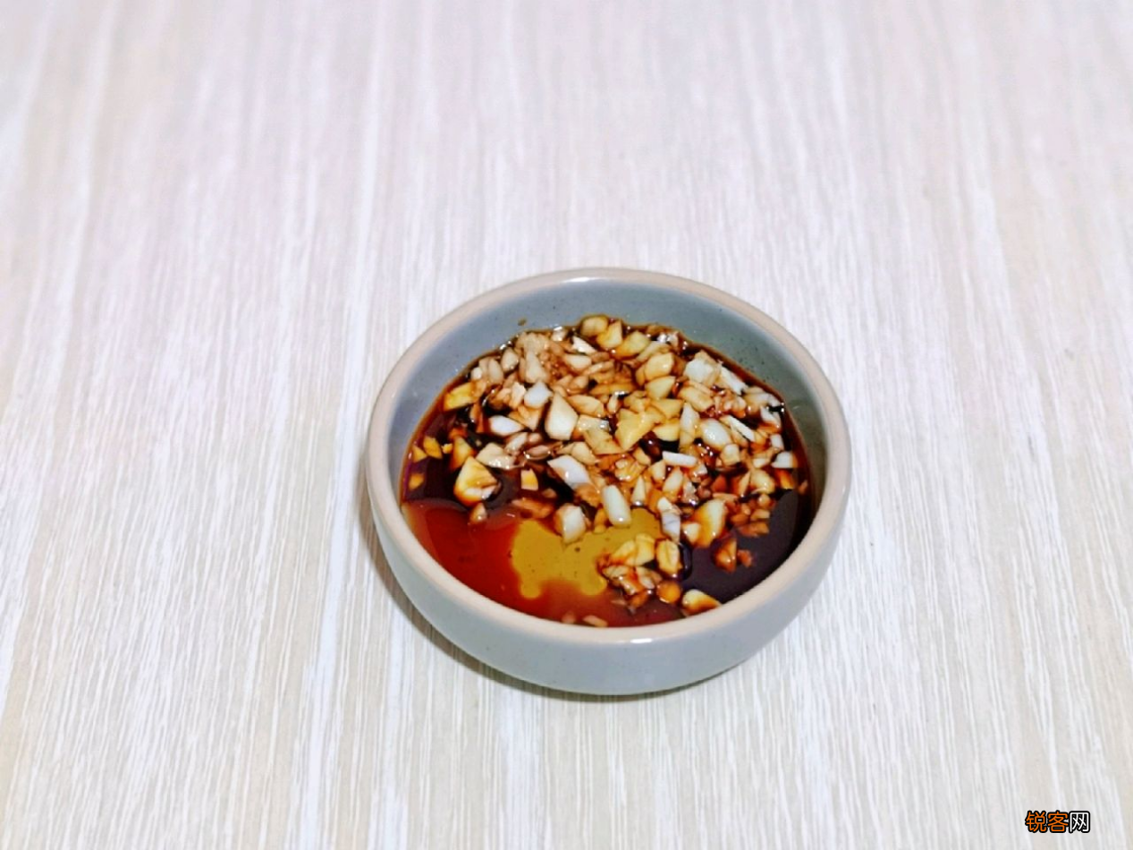 皮蛋豆腐的做法 爽口好吃味道赞