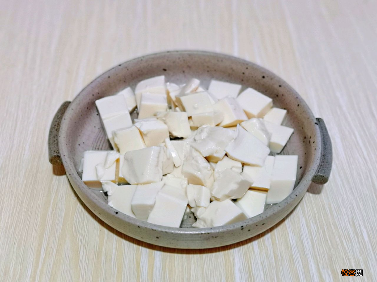 皮蛋豆腐的做法 爽口好吃味道赞
