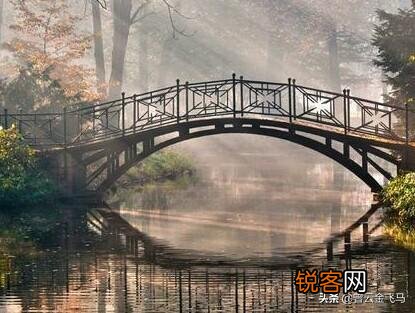 怎样理解“人从桥上过,桥流水不流”这句话？