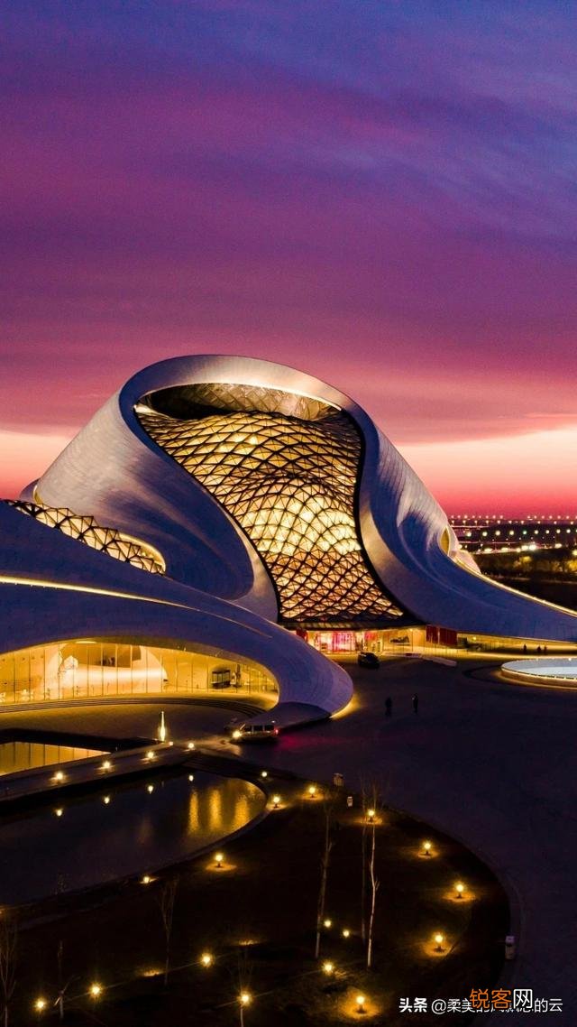 怎样理解“人从桥上过,桥流水不流”这句话？