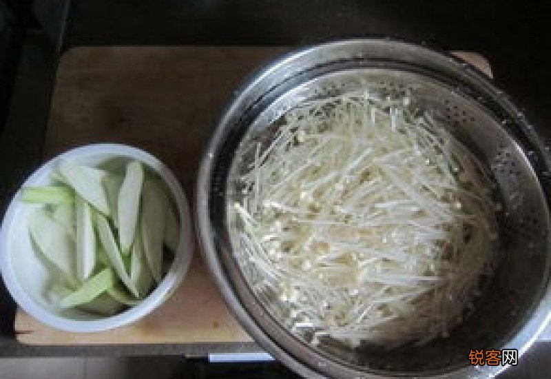 金针菇和丝瓜可以一起吃吗?