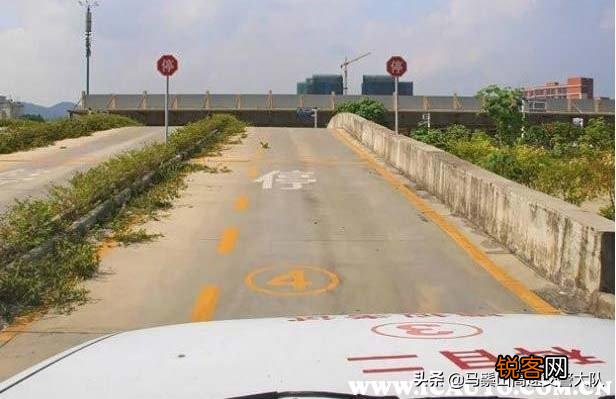 坡道定点停车和起步技巧 上坡定点怎样最准图解