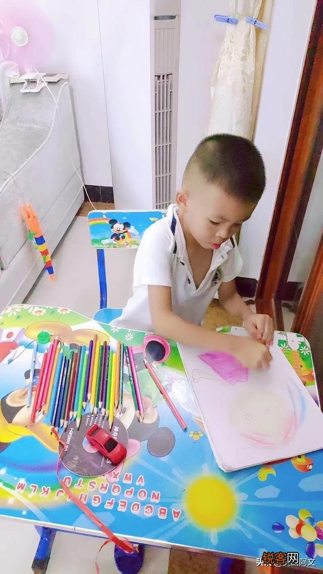 感觉儿子最近很喜欢涂涂画画,家人都很支持他去学画画,你们说到底该不该给他学啊？