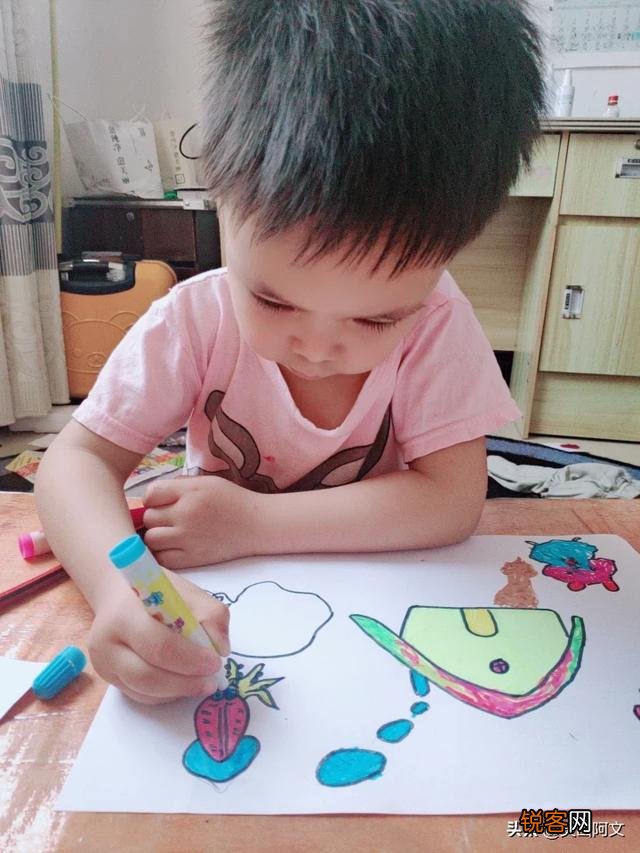 感觉儿子最近很喜欢涂涂画画,家人都很支持他去学画画,你们说到底该不该给他学啊？
