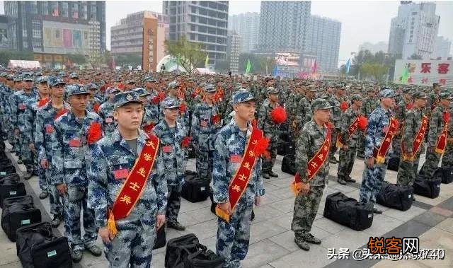 如果认识一个军校的朋友,聊的很投机,但只是普通朋友,现在想换一种关系更好地陪伴他,该准备什么？