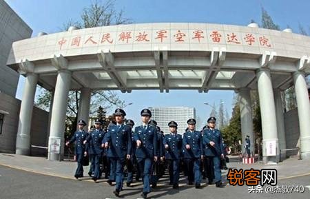 如果认识一个军校的朋友,聊的很投机,但只是普通朋友,现在想换一种关系更好地陪伴他,该准备什么？