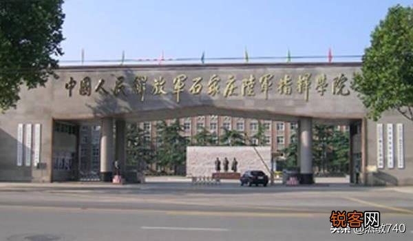 如果认识一个军校的朋友,聊的很投机,但只是普通朋友,现在想换一种关系更好地陪伴他,该准备什么？