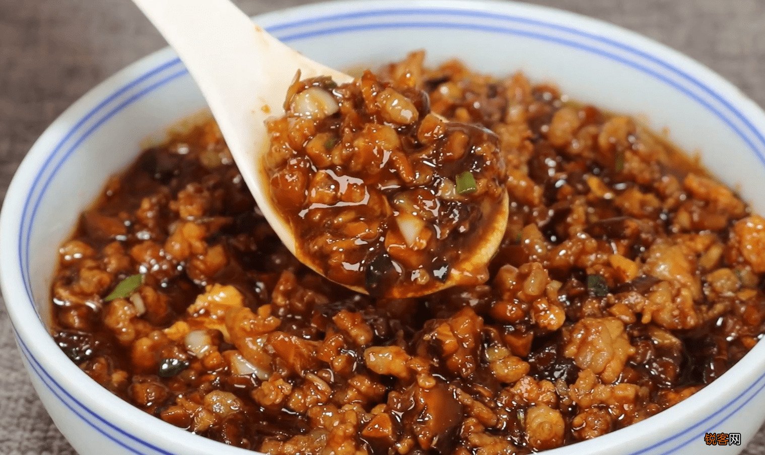 正宗炸酱面炸酱怎么炒 开了30年炸酱面店，每天排队吃不上，秘密就在炸酱里
