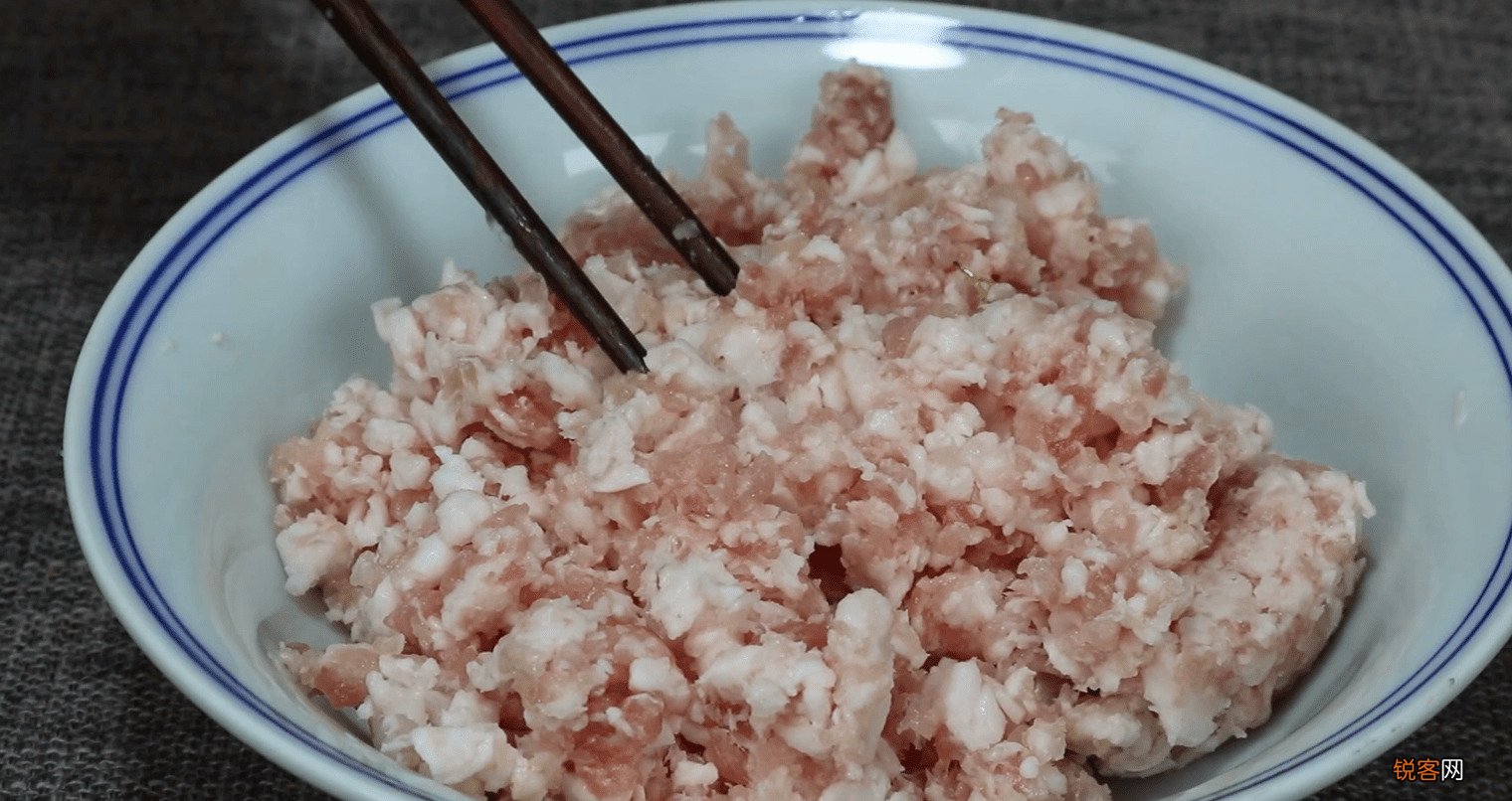 正宗炸酱面炸酱怎么炒 开了30年炸酱面店，每天排队吃不上，秘密就在炸酱里