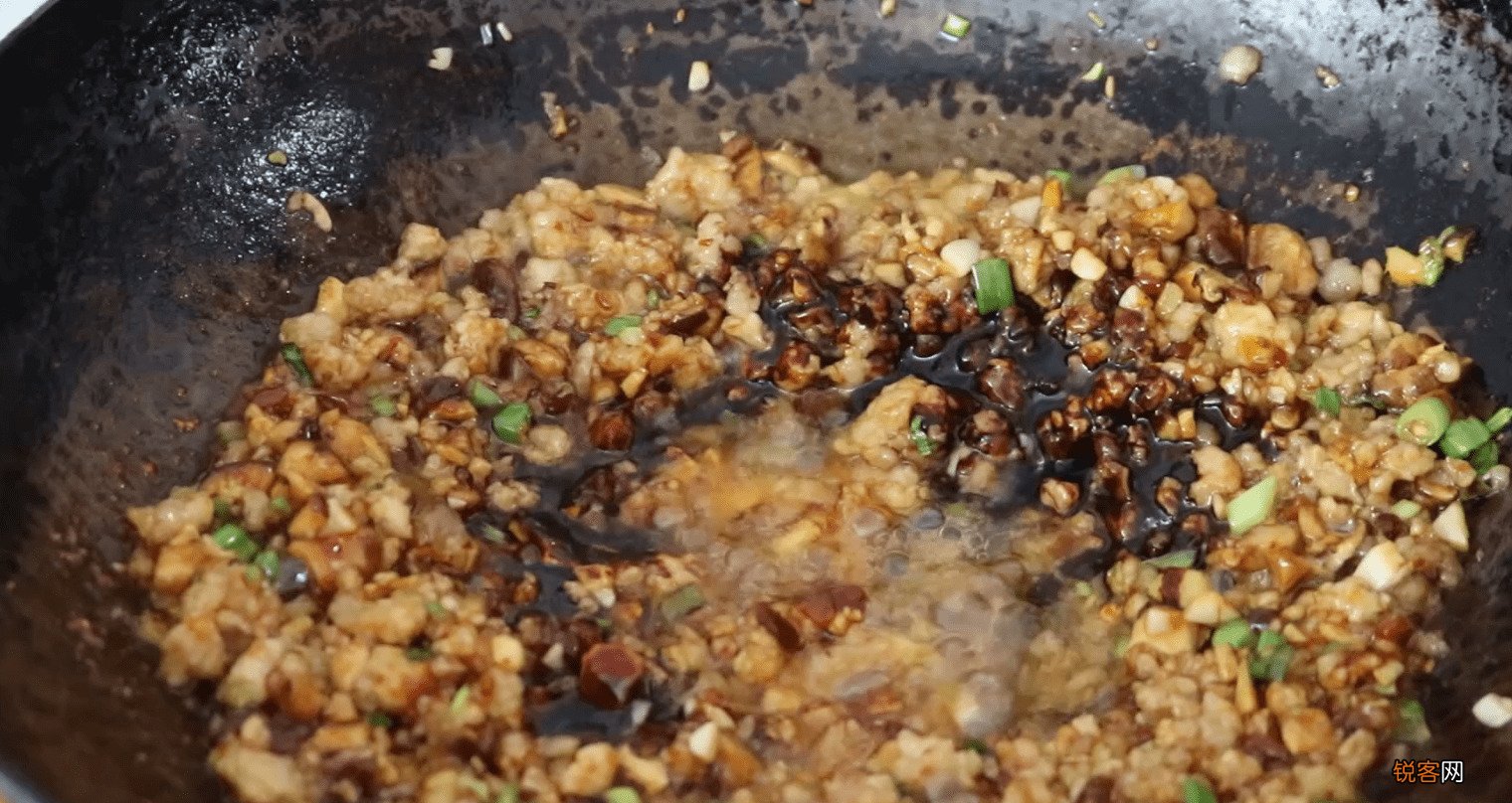 正宗炸酱面炸酱怎么炒 开了30年炸酱面店，每天排队吃不上，秘密就在炸酱里