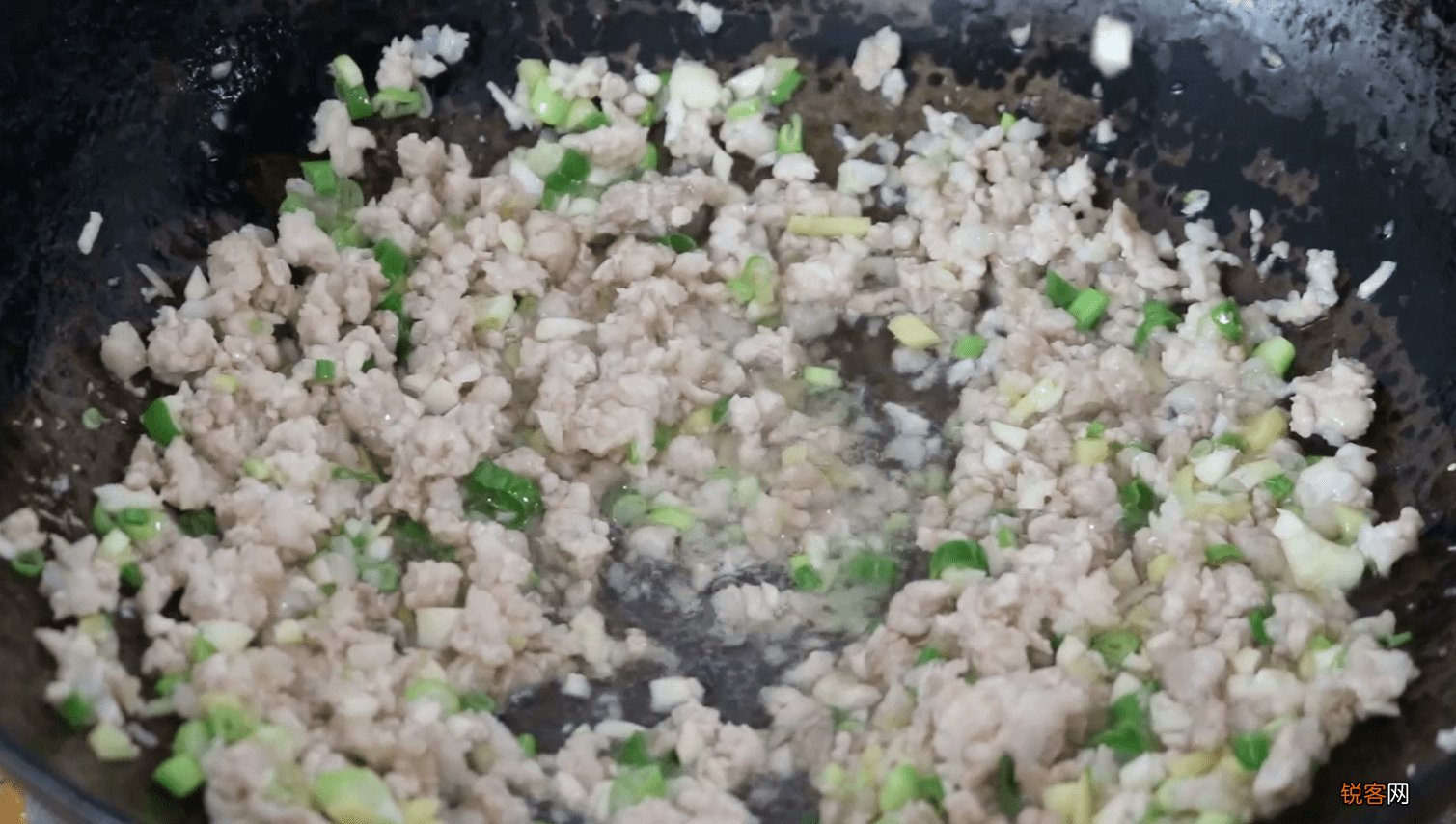 正宗炸酱面炸酱怎么炒 开了30年炸酱面店，每天排队吃不上，秘密就在炸酱里