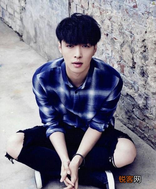 EXO12位成员现状 黄子韬回家继承父业，鹿晗因恋爱打烂一手好牌