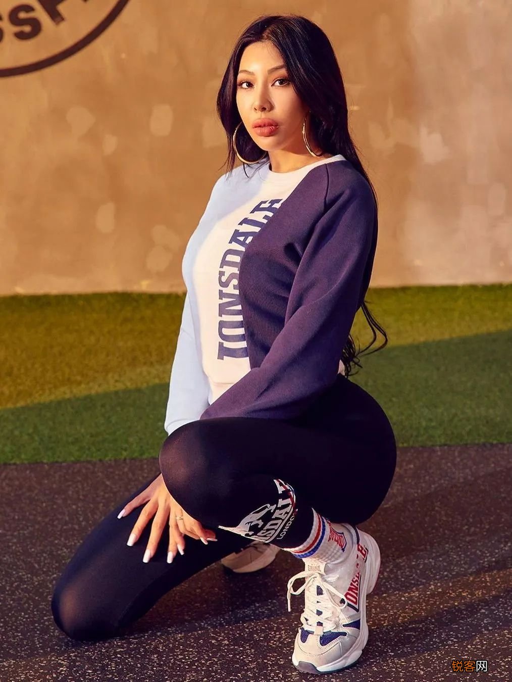 大胸女孩穿搭技巧 穿衣显土又显胖，大胸女孩真的不配当辣妹？