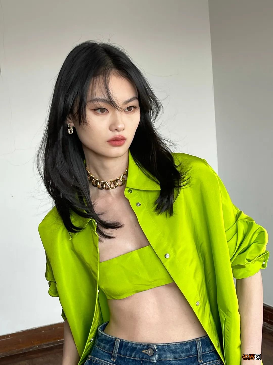 大胸女孩穿搭技巧 穿衣显土又显胖，大胸女孩真的不配当辣妹？