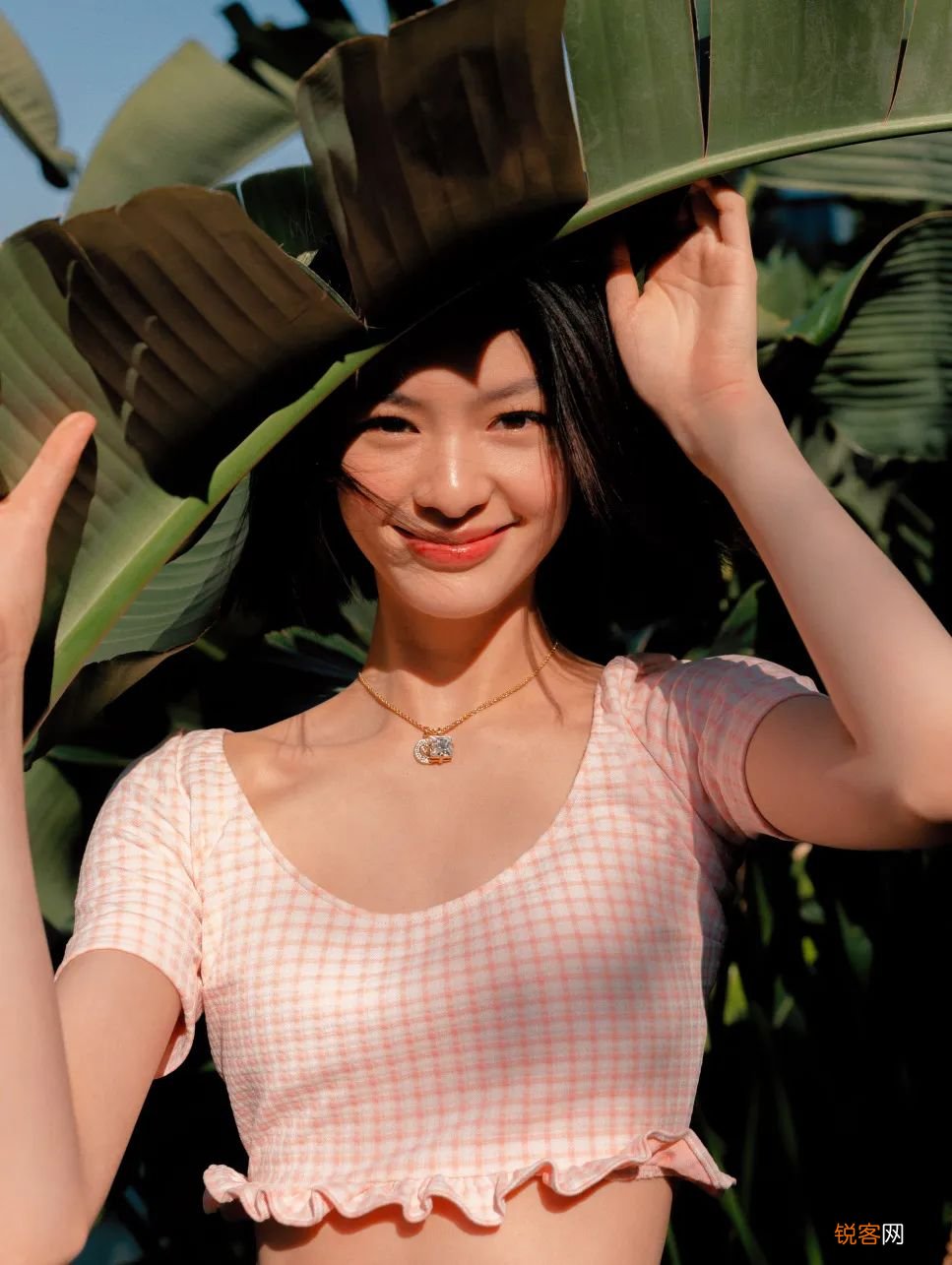 大胸女孩穿搭技巧 穿衣显土又显胖，大胸女孩真的不配当辣妹？