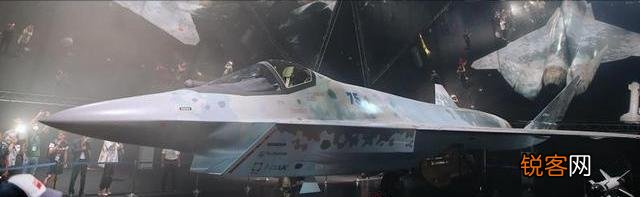 苏-57还没搞定,俄罗斯隐身棕子机又现身航展,美国人如何看？
