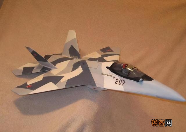 苏-57还没搞定,俄罗斯隐身棕子机又现身航展,美国人如何看？