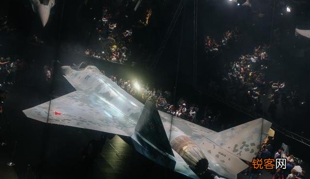 苏-57还没搞定,俄罗斯隐身棕子机又现身航展,美国人如何看？